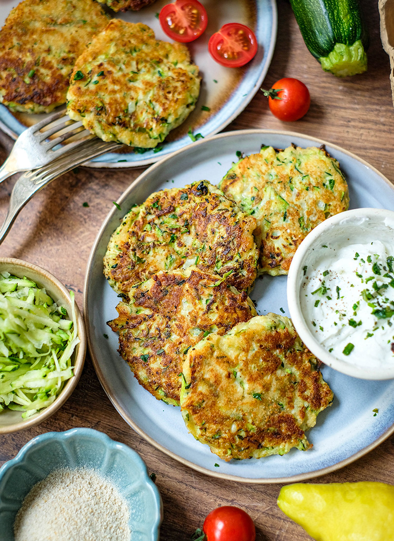 Zucchinipuffer: Das einfache Rezept für knusprige Puffer mit Parmesan aus der Pfanne | waseigenes.com