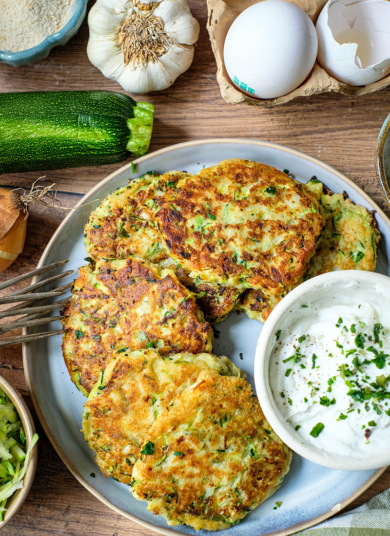 Zucchinipuffer: Das einfache Rezept für knusprige Puffer mit Parmesan aus der Pfanne | waseigenes.com