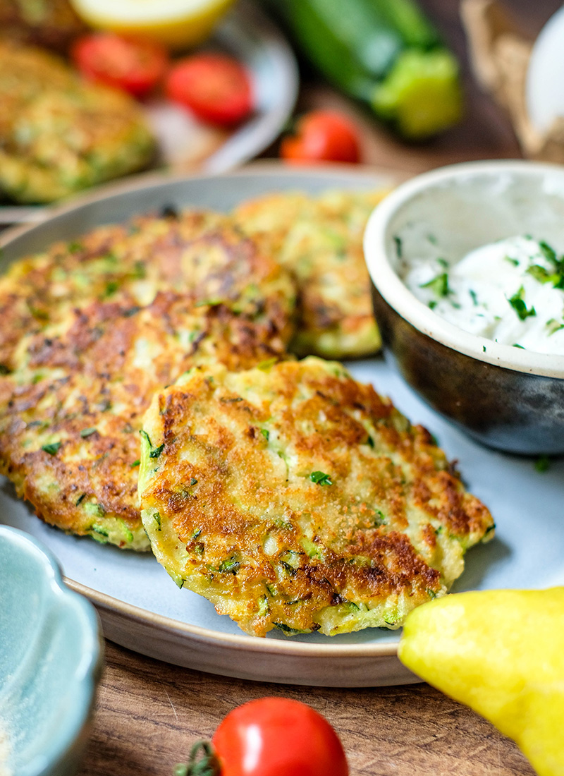 Zucchinipuffer: Das einfache Rezept für knusprige Puffer mit Parmesan aus der Pfanne | waseigenes.com