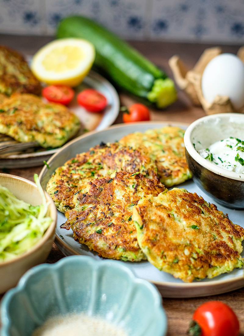 Zucchinipuffer: Das einfache Rezept für knusprige Puffer mit Parmesan aus der Pfanne | waseigenes.com