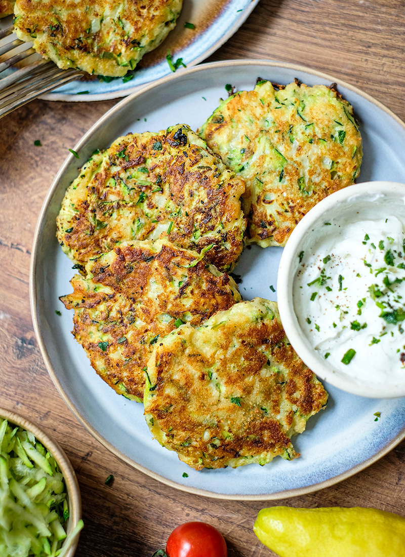 Zucchinipuffer: Das einfache Rezept für knusprige Puffer mit Parmesan aus der Pfanne | waseigenes.com