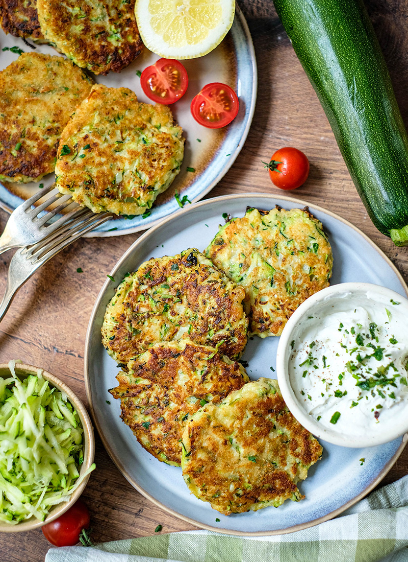 Zucchinipuffer: Das einfache Rezept für knusprige Puffer mit Parmesan aus der Pfanne | waseigenes.com