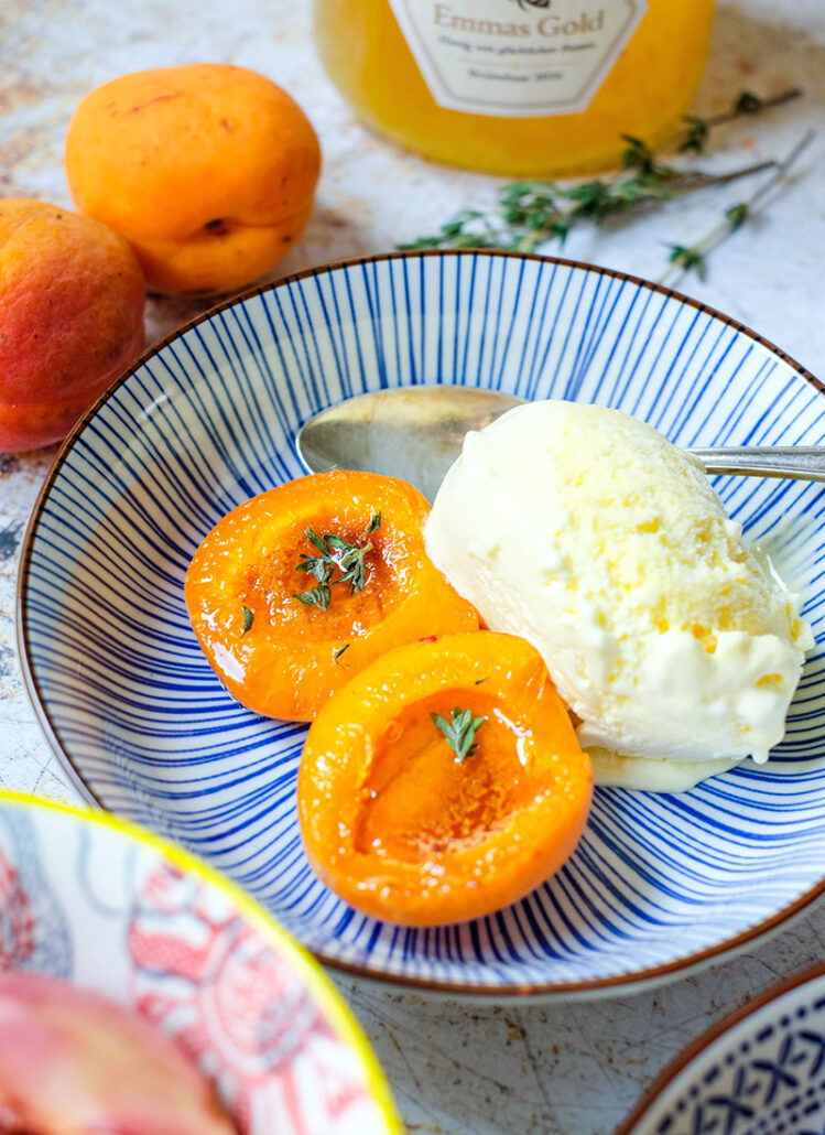 Aprikosen aus dem Airfryer mit Honig, Thymian & Eis