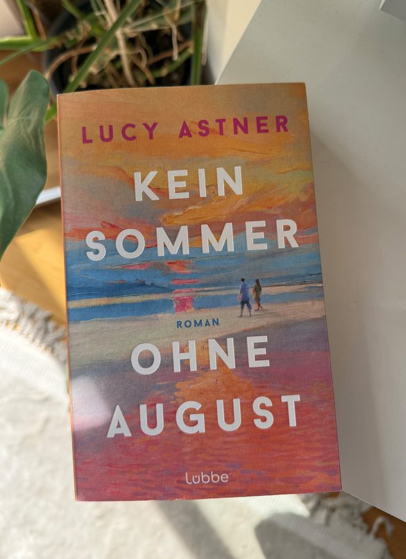Kein Sommer ohne August ist eine Geschichte über Charlie und August, gemeinsame Sommer, eine Buchhandlung und alte Gefühle. Mein (Hör-)Buchtipp.
