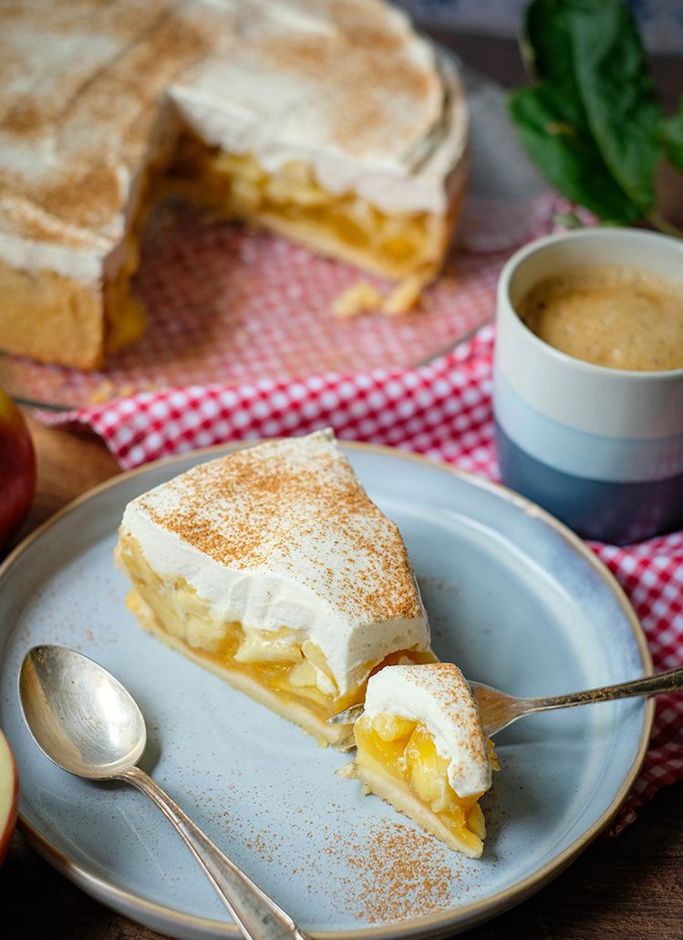 Rezept: Apfel-Schmand-Kuchen mit Mürbeteig, Vanillepudding und Sahne-Schmand-Creme | waseigenes.com