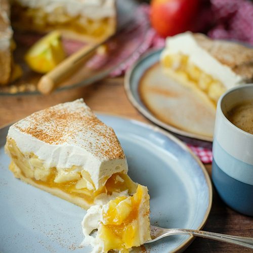Rezept: Apfel-Schmand-Kuchen mit Mürbeteig, Vanillepudding und Sahne-Schmand-Creme | waseigenes.com